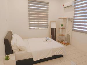 una camera da letto con un letto bianco e un vassoio di [Riverfront City] 2~8 Pax, 3 Bedrooms, 2 Bathrooms, 2 Car Park a Sungai Petani