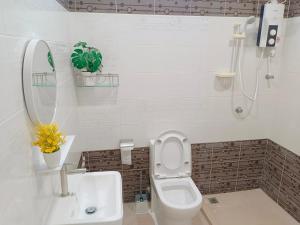 bagno con servizi igienici, lavandino e specchio di [Riverfront City] 2~8 Pax, 3 Bedrooms, 2 Bathrooms, 2 Car Park a Sungai Petani