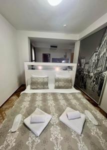 un grande letto bianco con due cuscini sopra di Garni Hotel TIANIS a Kotor (Cattaro)