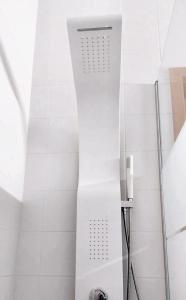 una ducha con puerta de cristal en un baño en Cozy studio in Quinta do Anjo 48 m² with shared sauna, en Quinta do Anjo