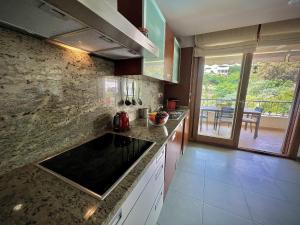 uma cozinha com um lavatório e uma bancada em Marbella Los Monteros with Pool by Homing em Marbella