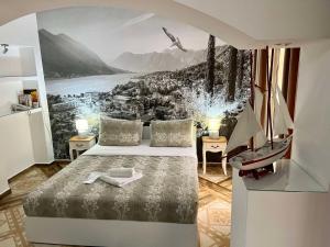 una camera da letto con vista sul lago e sulle montagne di Garni Hotel TIANIS a Kotor (Cattaro)