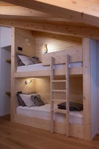 Etagenbett in einem Zimmer mit 3 Etagenbetten in der Unterkunft ARPA DI PIETRA - Luxury B&B SPA BIO in Mori