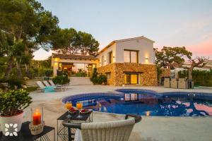Bazén v ubytovaní Villa Los Roques by Abahana Villas alebo v jeho blízkosti