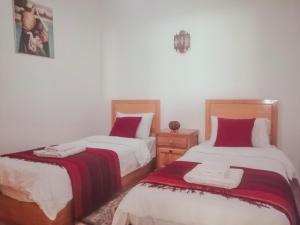 1 dormitorio con 2 camas y vestidor en Tayafut ApartmentTerrace, en Mirleft