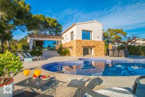 Bazén v ubytovaní Villa Los Roques by Abahana Villas alebo v jeho blízkosti