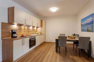 cocina con mesa y sillas en una habitación en Ferienwohnung 8 - b49823, en Lechbruck