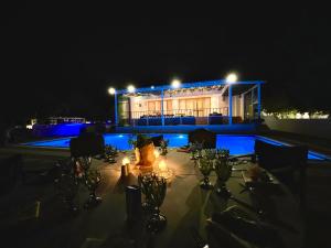 ein für eine Dinnerparty gedeckter Tisch am Abend in der Unterkunft Ranch Ekru in Ánoixis