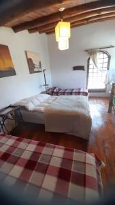 um quarto com 2 camas e um tapete em La Casa del Río em Córdoba