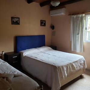 ConcordiaにあるCabaña Lo De Leoのベッドルーム1室(ツインベッド2台、窓付)