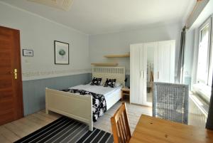 une chambre avec un lit et une table dans une pièce dans l'établissement Willa Szyszka, à Karpacz