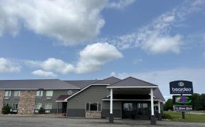 - une vue sur l'avant d'un hôtel dans l'établissement Boarders Inn & Suites by Cobblestone Hotels - Munising, à Wetmore