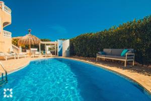 einen Pool mit Sofa und Stühlen im Hinterhof in der Unterkunft Villa Sea Breeze by Abahana Villas in Benitatxell