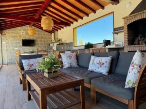 a living room with a couch and a table at Complejo Rural Los Cachos in Baterna