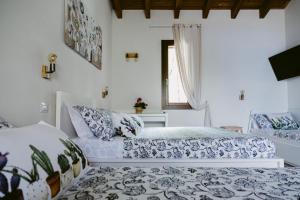 a bedroom with two beds and a window at LA CASETTA Malpensa in Case Nuove