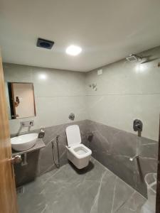 ein Bad mit einem WC und einem Waschbecken in der Unterkunft Hotel RK ICON in Ahmedabad