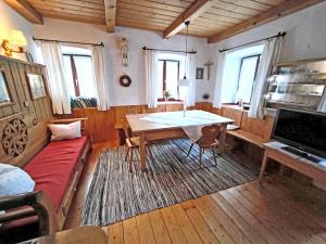 ein Wohnzimmer mit einem Tisch und einem Sofa in der Unterkunft Bauernhof Geigerhof in Aschau im Chiemgau