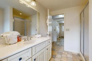 Et badeværelse på Family Beach Retreat + 31 billeder