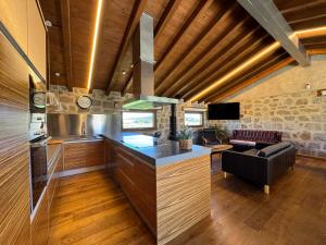 a kitchen with a counter and a living room at Complejo Rural Los Cachos in Baterna