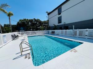 - une piscine sur le côté d'un bâtiment dans l'établissement Clarion Pointe Lakeland I-4, à Lakeland