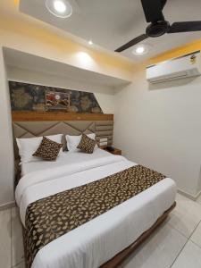 ein Schlafzimmer mit einem großen Bett in einem Zimmer in der Unterkunft Hotel RK ICON in Ahmedabad