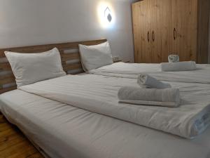 duże białe łóżko z ręcznikami na górze w obiekcie Ultra-central apartment in the Dauerbach Palace w mieście Timişoara