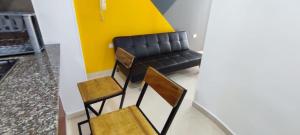una sala d'attesa con una sedia e un divano di Fascinante estadía en San Alonso a Bucaramanga