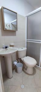 bagno con servizi igienici, lavandino e specchio di Fascinante estadía en San Alonso a Bucaramanga