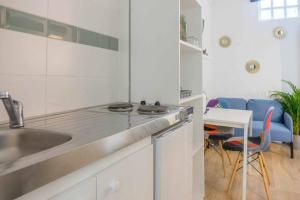 オルレアンにあるStudio Rue piétonne Orléansの白いキッチン(シンク、カウンター付) +11枚の写真