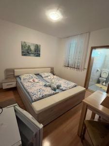 Un pat sau paturi într-o cameră la Guest House Štefanija