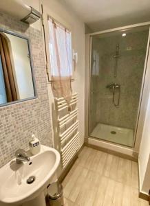 ポルティシオにあるVilla Pierre SANTONIのバスルーム(シンク、シャワー付)