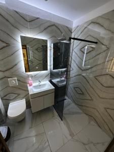 Ένα μπάνιο στο ApartamentAgolliTirana