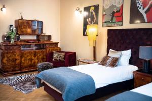 a hotel room with a bed and a tv at Apartamenty Kamienica Muzyków Old Town Lublin in Lublin +71 photos