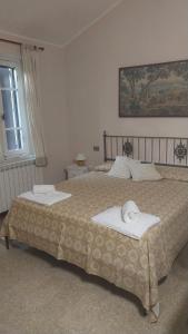 a bedroom with two beds with white towels on them at Il Borghetto in Todi