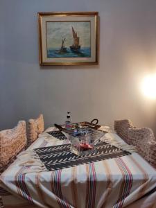 einen Tisch mit einem Tischtuch darüber in der Unterkunft Smart cozy apartment in Athens! in Athen