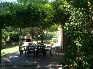 una mesa y sillas en un patio bajo una sombrilla en Il Borghetto, en Todi