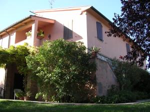 uma casa branca com plantas ao lado dela em Il Borghetto em Todi
