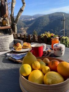 eine Schale Obst auf einem Tisch mit Aussicht in der Unterkunft Casinha Serabigoes Arouca Passadiços Paiva in Arouca