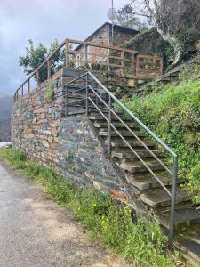 eine Treppe an der Seite eines Hügels in der Unterkunft Casinha Serabigoes Arouca Passadiços Paiva in Arouca