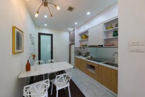 - une cuisine avec un comptoir et des tabourets dans l'établissement cozyfun homestay Lê Hồng Phong, à Hanoï
