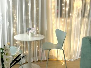 una mesa y una silla frente a una ventana con luces en 사당 그린나래 스테이 en Seúl