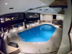 een bovenaanzicht van een zwembad in een gebouw bij Hotel Mead Resorts & Conventions Center in Wisconsin Rapids