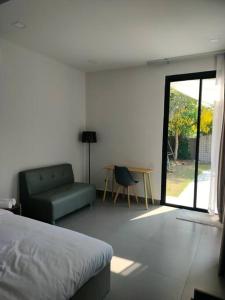 1 dormitorio con cama, sofá y mesa en BRAND-NEW! The Private PoolVilla /4BR byน้องมังคุด, en Nong Prue