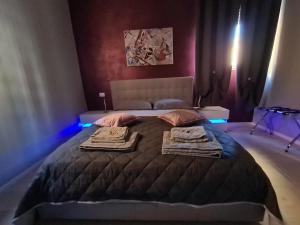 ein Schlafzimmer mit einem großen Bett, auf dem zwei Handtücher liegen in der Unterkunft Casa Beda in Bologna