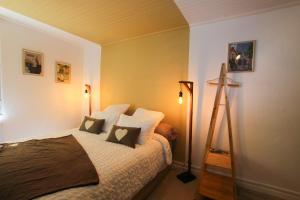 a bedroom with a bed and a tripod in it at Cosy Caud, appart en plein coeur du centre historique in Arles