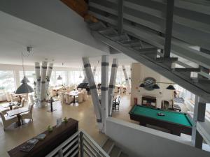 une vue aérienne d'un salon avec une table de billard dans l'établissement Detox Resort Long Life, à Przewóz