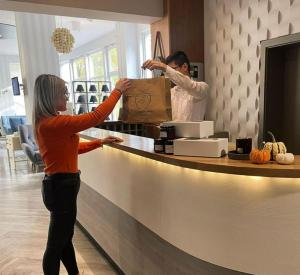 un homme et une femme debout à un comptoir dans l'établissement Detox Resort Long Life, à Przewóz 39 autres photos