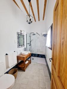 La salle de bains est pourvue d'un lavabo et d'une douche. dans l'établissement La Casa de la Rufi, à Colmenar de Oreja