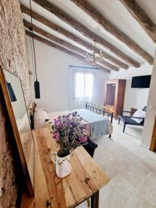 a room with a table with flowers on it at La Casa de la Rufi in Colmenar de Oreja