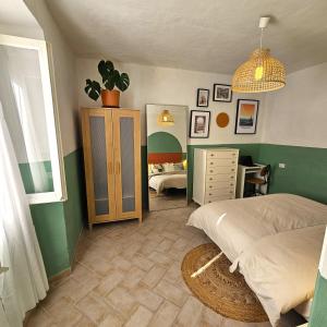 um quarto com duas camas e uma cómoda em Casa di Marco em Irola